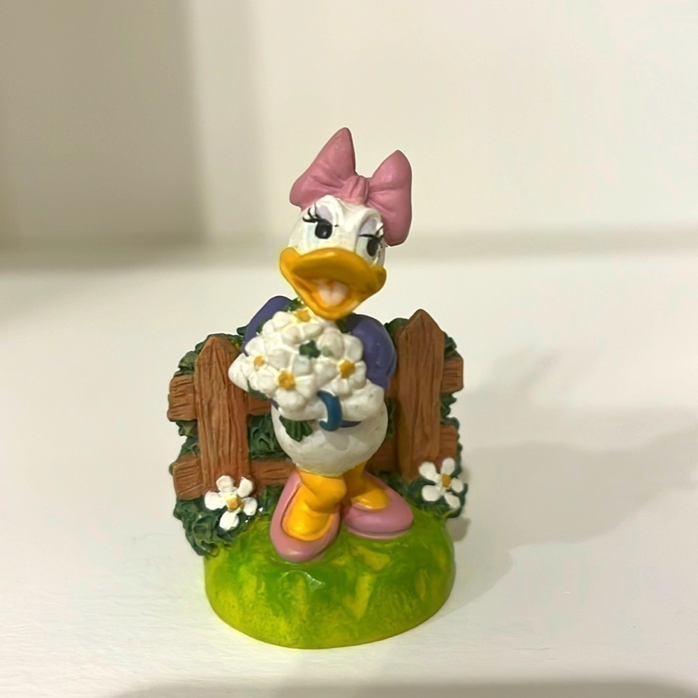 Daisy Duck Thimble Figurine The Disney Magic Thimble Collection 2” Disney